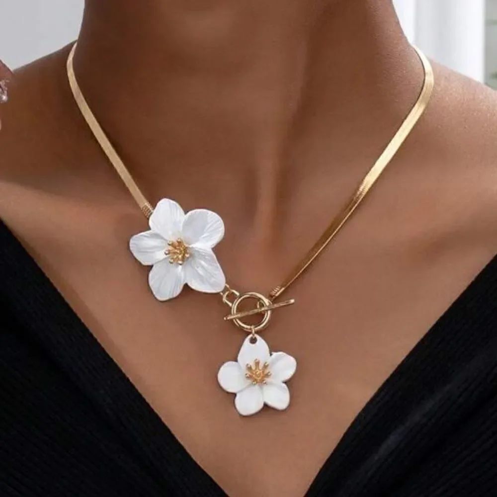 Bohemian white flower necklace A932
